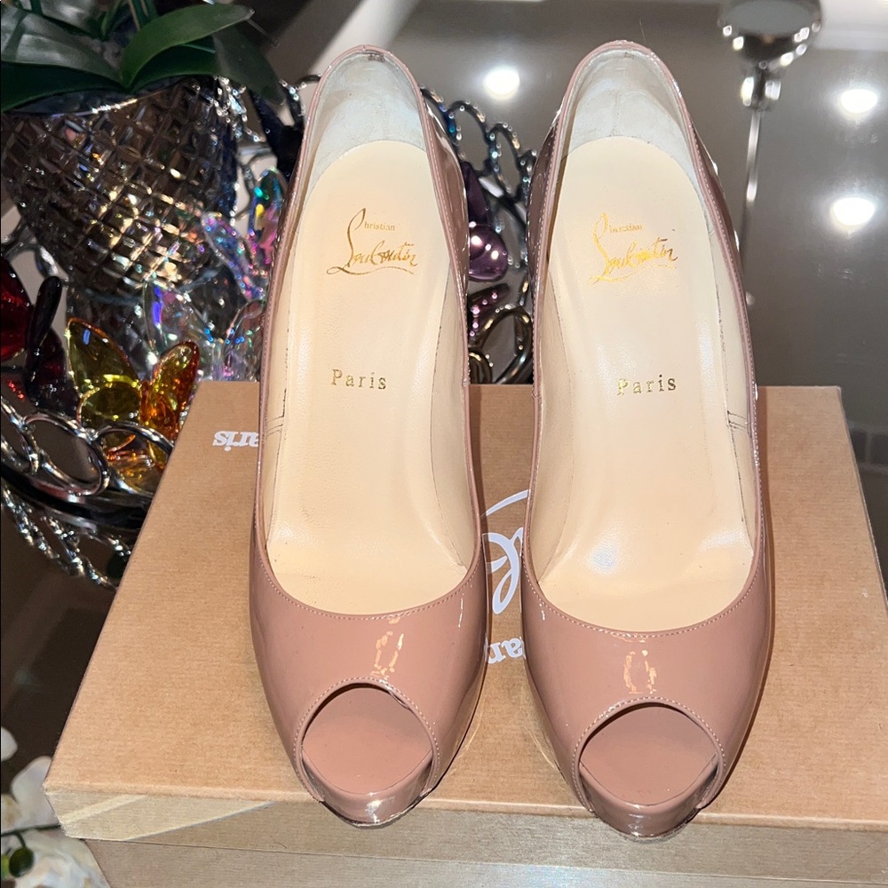 Christian Louboutin New Very Prive 120 Nude Patent Peep Toe Red Sole 39